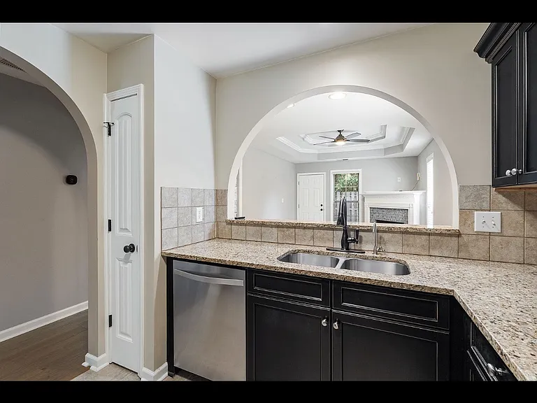2536 Ridgemont Dr — Photo 4