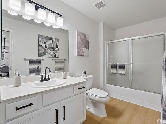 3rd image of 415 N 2nd St #2