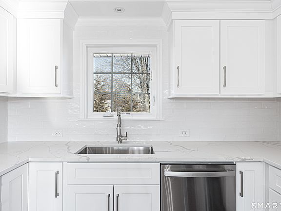5th image of 38 Poe Ct