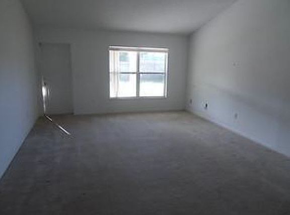 4th image of 2902 SE Ironton Ave