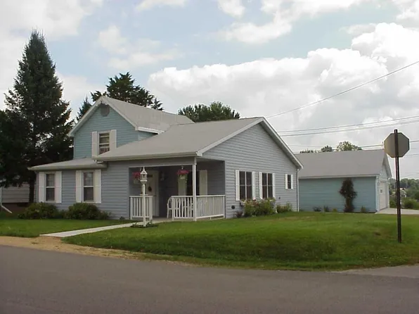 704 Montgomery Ave, East Dubuque, IL 61025