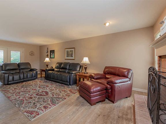 4th image of 3186 McCowan Dr