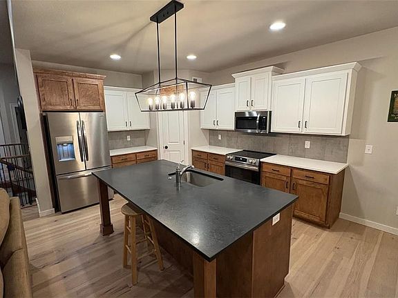 4th image of 801 Colonial Dr