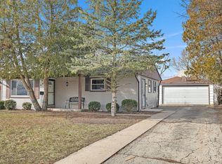 44 Wren Rd, Carpentersville, IL 60110
