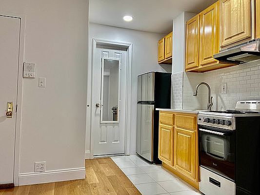 2nd image of 95 Orchard St APT 7