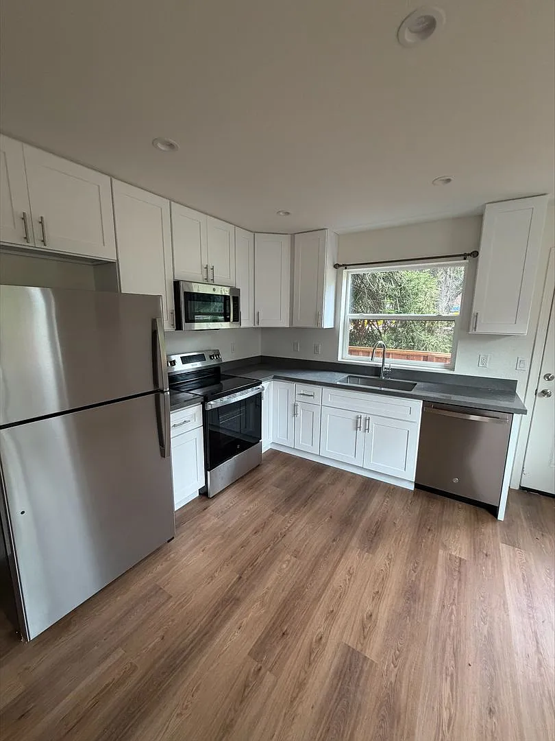 4331-4337 Brookdale — Photo 2