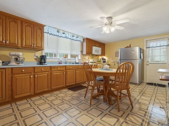 4th image of 428 Revere St