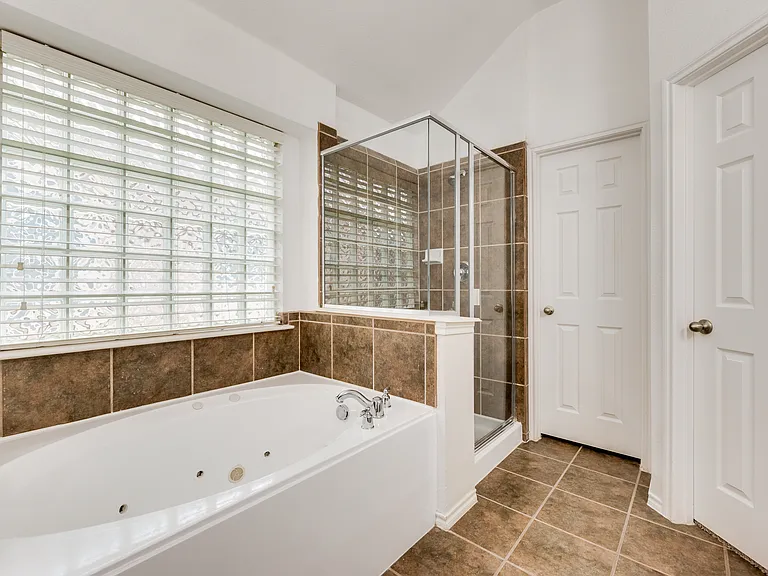 608 Regency Trl — Photo 14