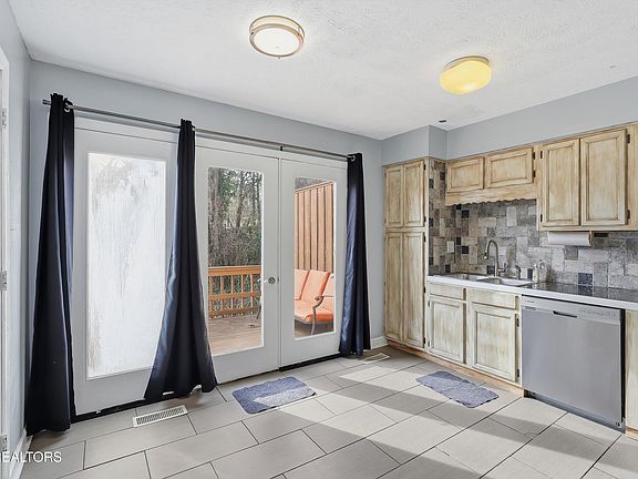 4th image of 4043 Heather Ct