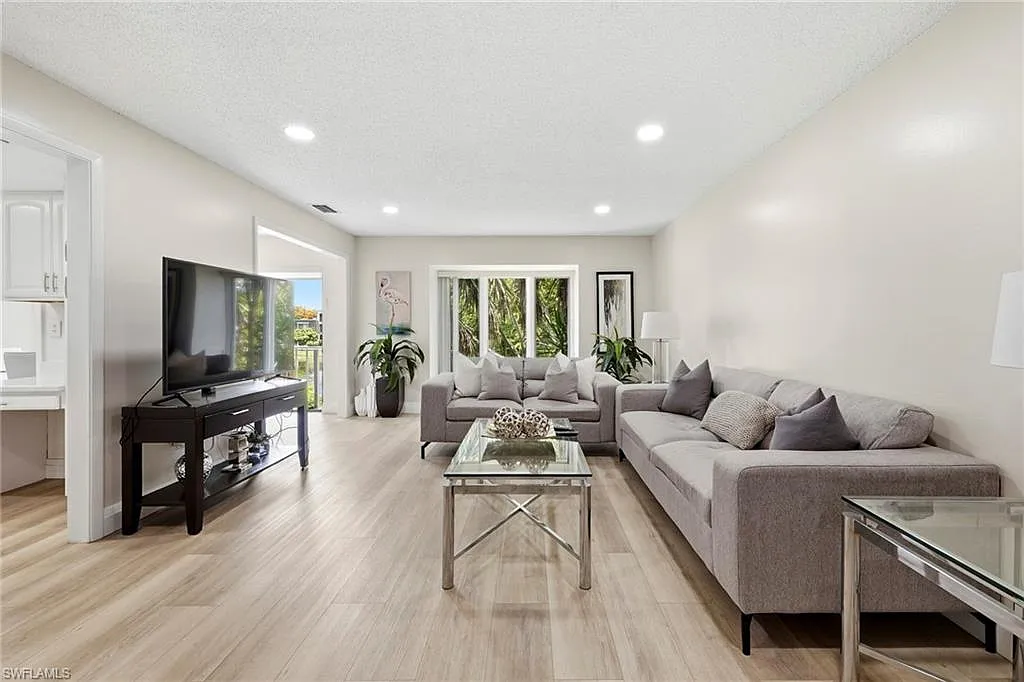 2 bed, 2.0 bath, 1208 sqft, $2,400 — Photo 2