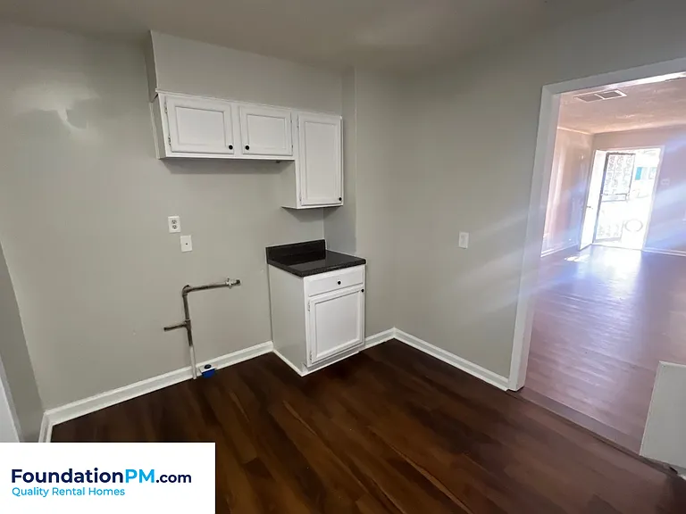 2292 Redwood Ave — Photo 4