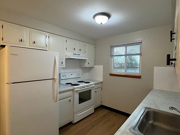 5th image of 1011 Wehrle Dr APT 2