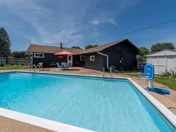 2202 S Hawthorne Park Dr, Janesville, WI 53545