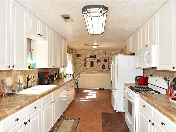 4th image of 808 Camelot Ln