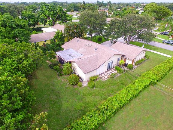 3rd image of 825 Alamanda Dr