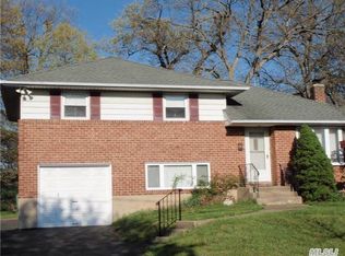 4 SE Park Dr, Massapequa Park, NY 11762