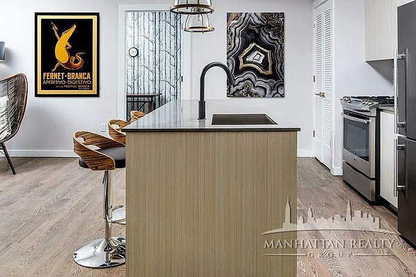 Rented by Manhattan Realty Group | media 11
