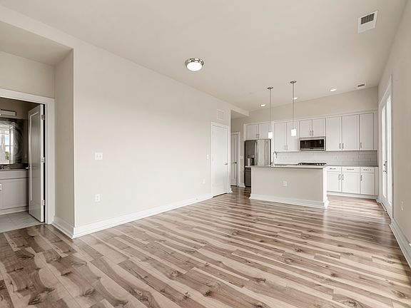 4th image of 1800 Mount Vernon Ave #401