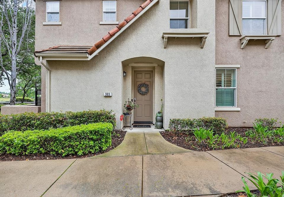 1st image of 303 Esplanade Cir