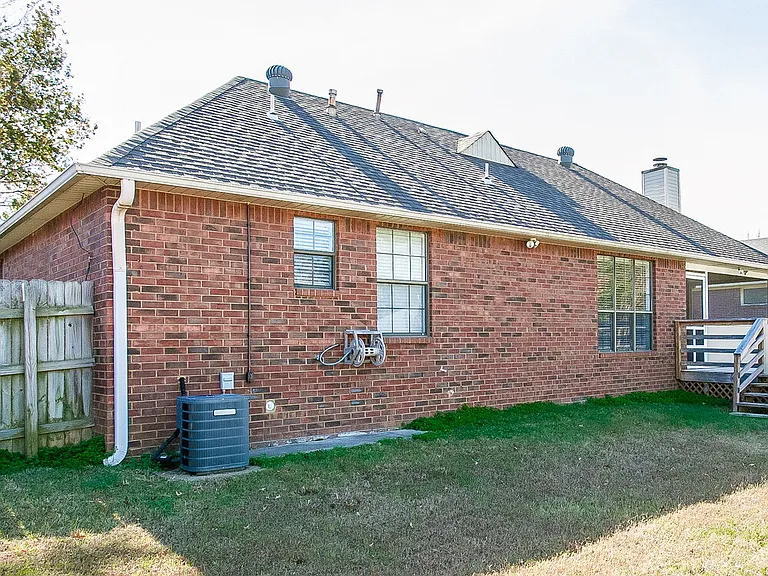 10264 Amanda Dr — Photo 16