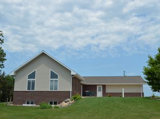 3250 56th Street Trl, Center Point, IA 52213