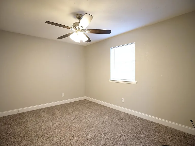 619 Todd Ct — Photo 8