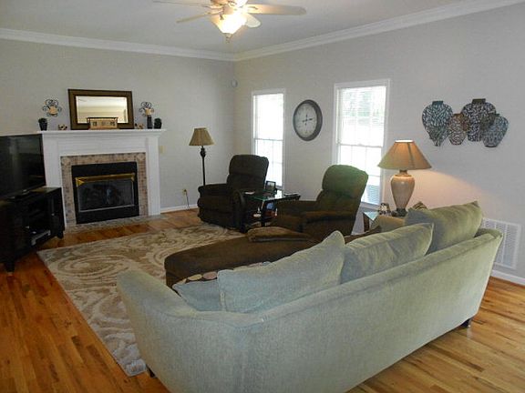 3rd image of 104 Woodland Ave