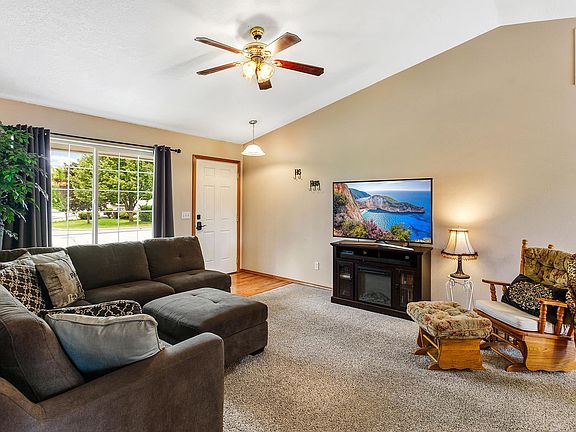 3rd image of 3080 N Treaty Rock Blvd