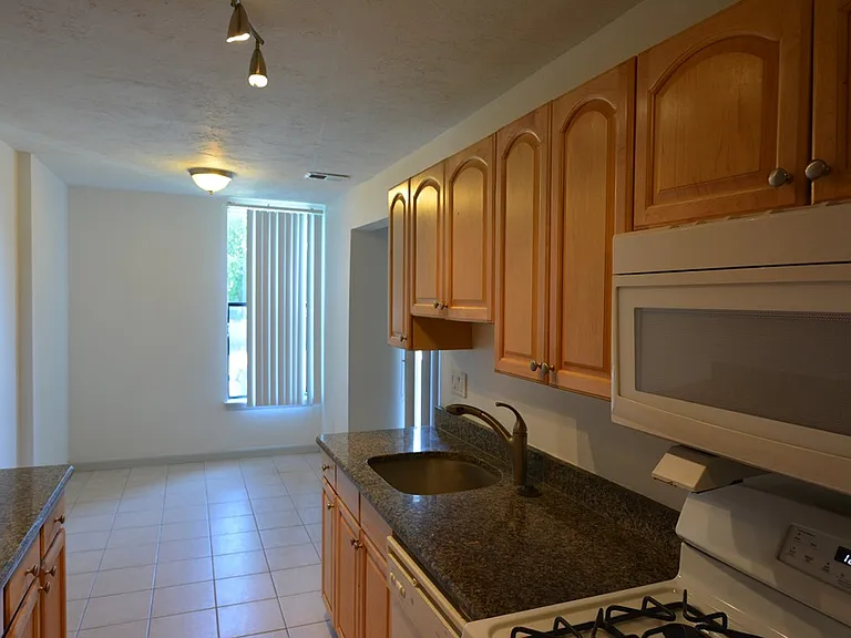 36 Shrewsbury Green Dr #E — Photo 4