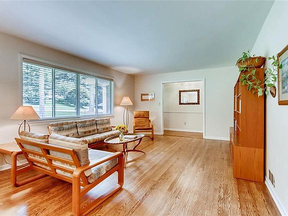 4th image of 1095 Canterbury Dr SE