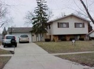 560 Edgemont Ln, Hoffman Estates, IL 60169