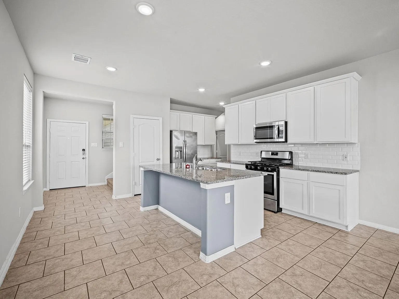 4 bed, 3.0 bath, 2298 sqft, $2,650 — Photo 4