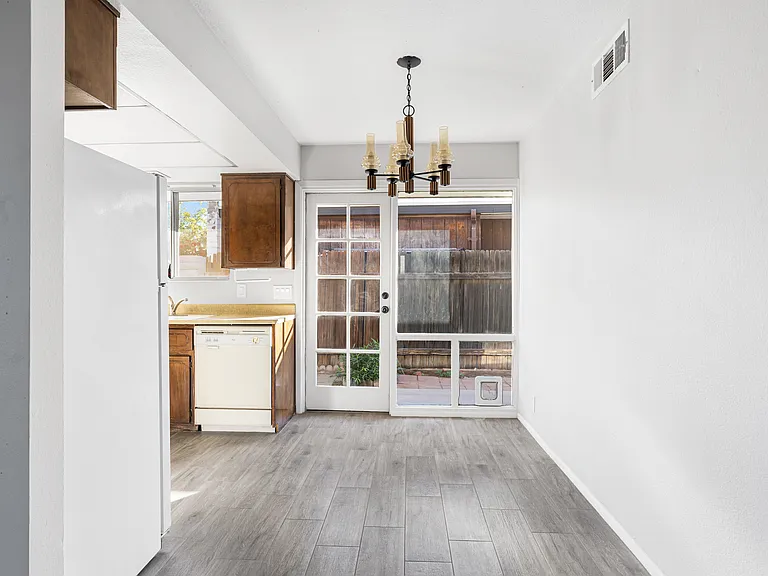 734 N Stewart — Photo 7