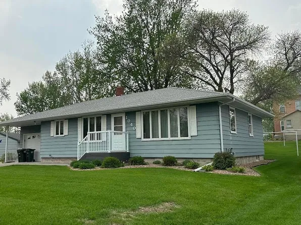 1040 Getty St S, Sauk Centre, MN 56378