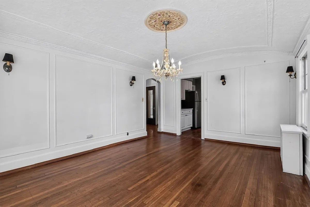 3 bed, 1.5 bath, 2400 sqft, $2,300 — Photo 2