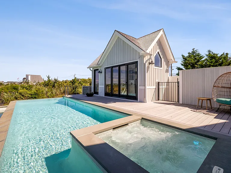102 Dune Rd — Photo 36