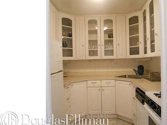 3rd image of 155 W 68th St APT 524