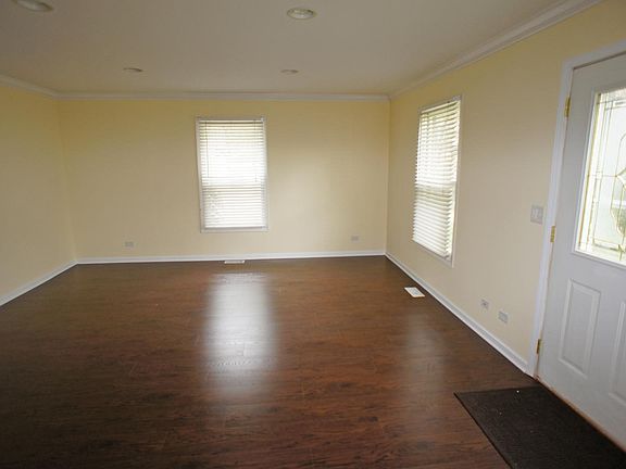 3rd image of 414 Farmingdale Cir