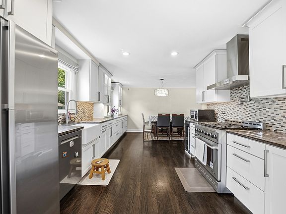 5th image of 459 Sussex Ct