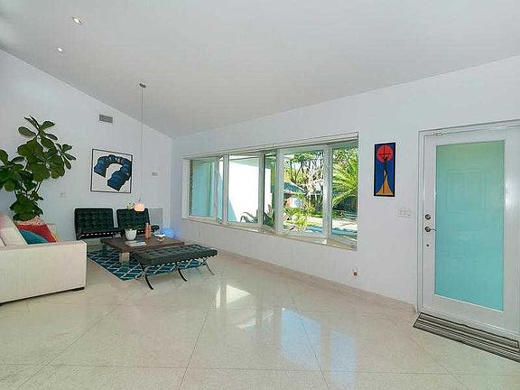 5th image of 1040 NE 93rd St