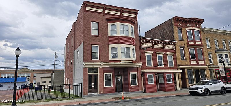 2nd image of 252-254 Broadway