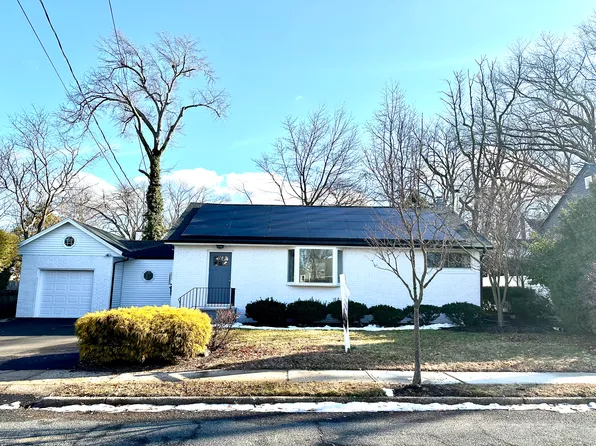 41 Woods Ave, Bergenfield, NJ 07621