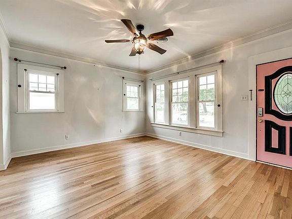 4th image of 4825 Calmont Ave