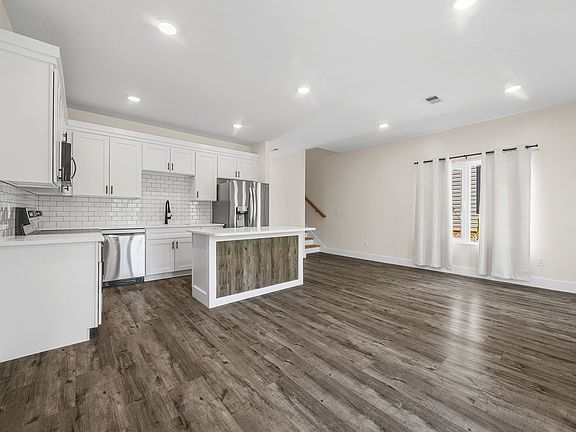 4th image of 32 Beverly Hills Dr