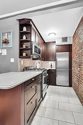 4th image of 307 W 82nd St APT 4A