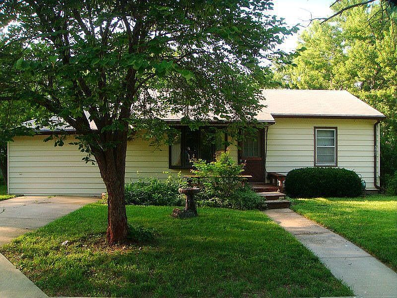 Front of House Driveway 1