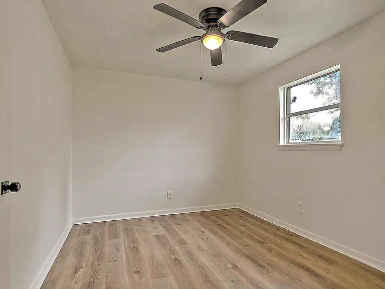 718 W G St — Photo 6