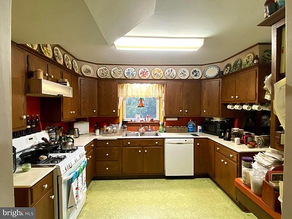 5th image of 1402 Village Ln