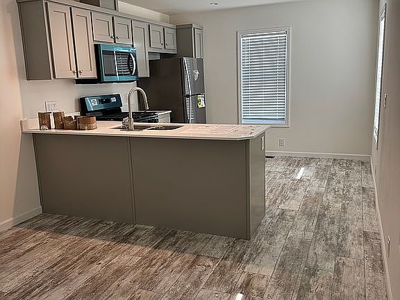 3rd image of 721 Oswell St Space 15