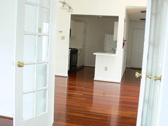 3rd image of 10003 Vanderbilt Cir